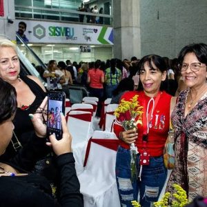 Ministra Sandra Oblitas rinde homenaje a las madres en su día