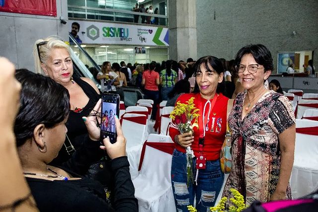 Ministra Sandra Oblitas rinde homenaje a las madres en su día